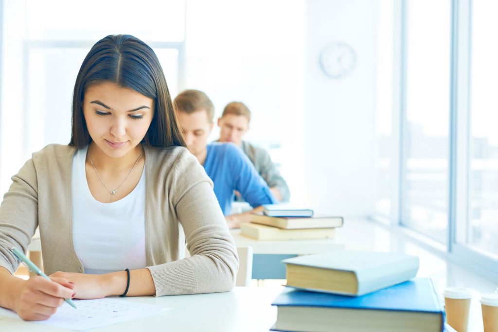 Estudiantes realizando el examen PLIDA.